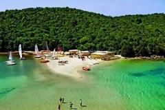 Κι όμως δεν είναι οι Μαλδίβες, αλλά μια απίστευτη παραλία στην Ελλάδα!