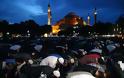 Δεκάδες χιλιάδες τυφλωμένοι από τον φανατισμό Τούρκοι μουσουλμάνοι, σύλησαν την Αγία Σοφία