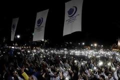 Απίστευτο! Πάνω από 100.000 Τούρκοι έξω από τη Αγία Σοφία για να επαναλειτουργήσει ο ναός ως τζαμί! Και εμείς κοιμόμαστε... [photos - videos]