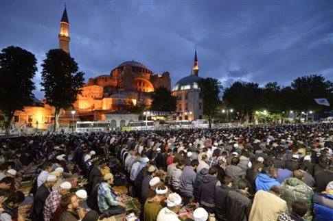 ΑΠΑΡΑΔΕΚΤΟ: Οι Τούρκοι προσεύχονται για να γίνει η Αγία Σοφία... τζαμί  [Photos] - Φωτογραφία 4