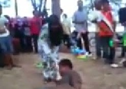 Μαλαισία: Μάνα έδεσε και έσπασε στο ξύλο τον βιαστή της 13χρονη κόρη της! [video] - Φωτογραφία 1