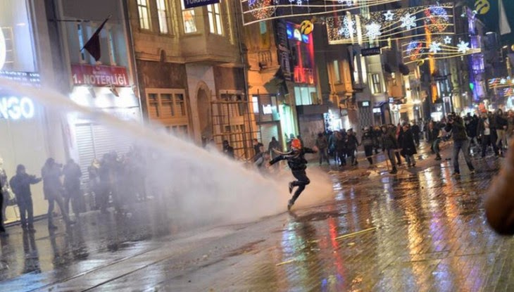 Τουρκία: Αστυνομικός διευθυντής συνέλαβε ανήλικους από τον γιακά στην Ταξίμ [Photo] - Φωτογραφία 1