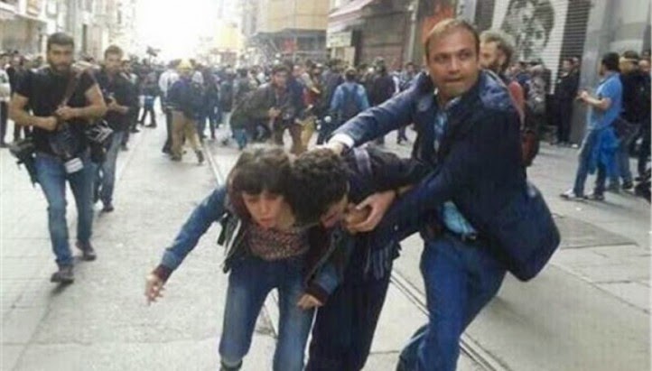 Τουρκία: Αστυνομικός διευθυντής συνέλαβε ανήλικους από τον γιακά στην Ταξίμ [Photo] - Φωτογραφία 2