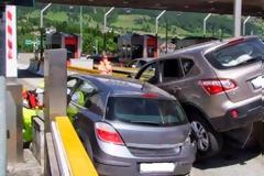 Δύο αυτοκίνητα πλήρωσαν πολύ ακριβά τα διόδια...