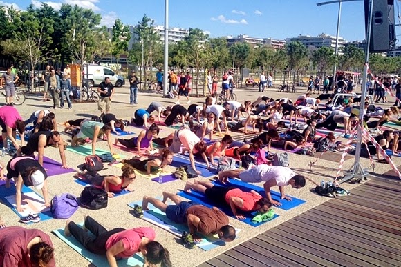 «Open Yoga Day»: Δείτε τους να κάνουν γιόγκα στην παραλία [Photo] - Φωτογραφία 2