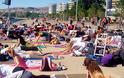 «Open Yoga Day»: Δείτε τους να κάνουν γιόγκα στην παραλία [Photo]