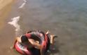 Όταν ο Παναγιώτης, που δεν ξέρει κολύμπι, πήγε στη παραλία! Δείτε το ξεκαρδιστικό βίντεο