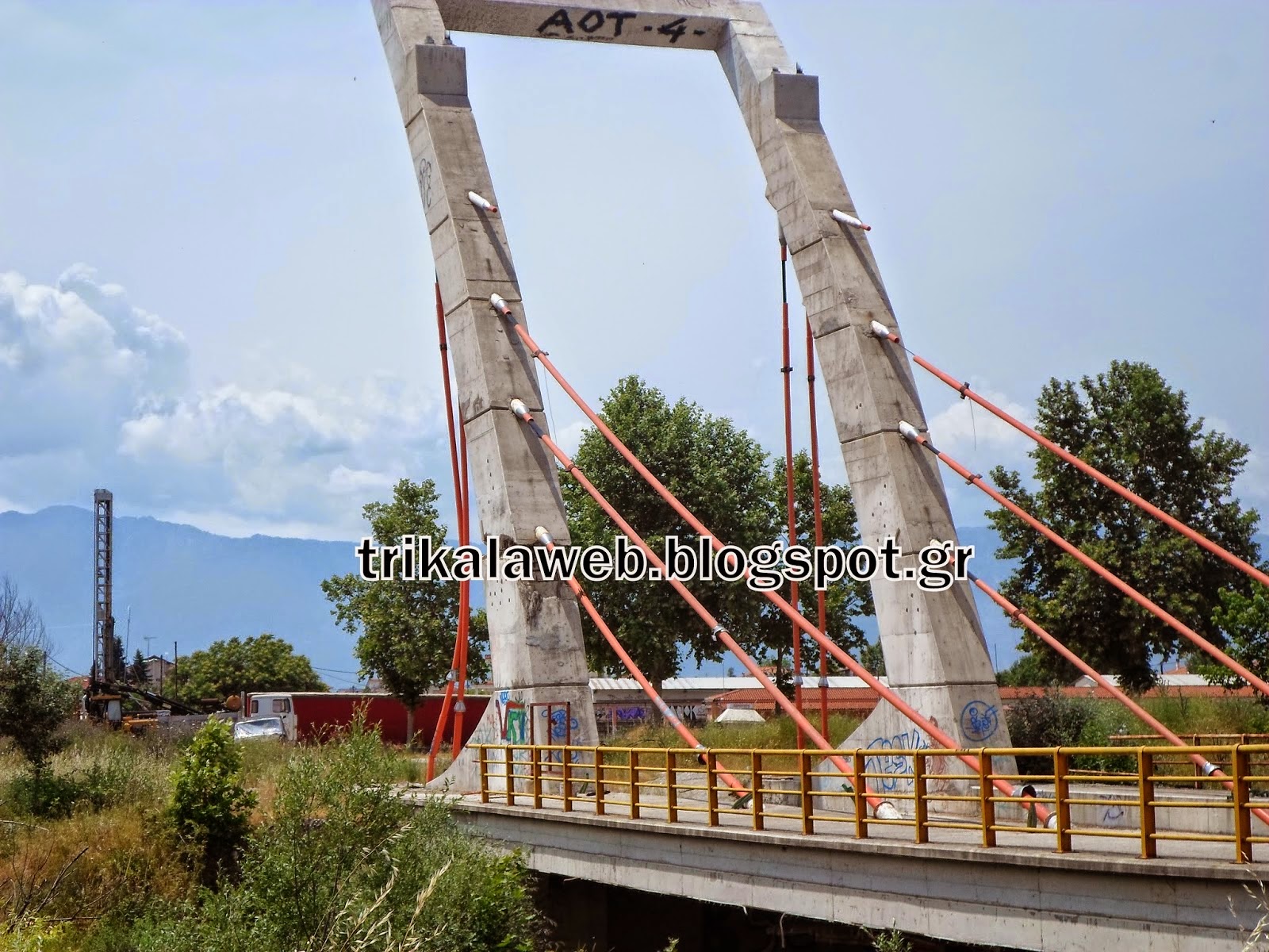 Η γέφυρα της ντροπής στα Σεισμόπληκτα Τρικάλων - Έχει γίνει στέκι τοξικομανών [photo] - Φωτογραφία 2
