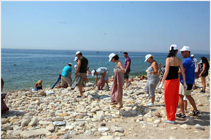 Ακράτα: Καθαρισμός παραλίας και ανάπλαση πλατείας - Φωτογραφία 1