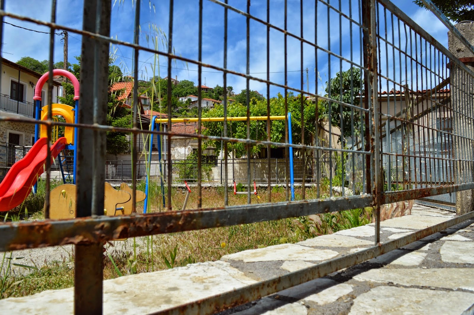 Επικίνδυνη και εγκαταλελειμμένη η παιδική χαρά του Αγίου Πέτρου στην Κυνουρία - Φωτογραφία 4