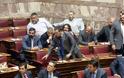 Απίστευτες σκηνές στη Βουλή: Παραλίγο να πιαστούν στα χέρια Μίχος-Τατσόπουλος, τους συγκράτησαν Πύρρος Δήμας και Κασιδιάρης
