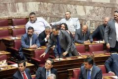 Απίστευτες σκηνές στη Βουλή: Παραλίγο να πιαστούν στα χέρια Μίχος-Τατσόπουλος, τους συγκράτησαν Πύρρος Δήμας και Κασιδιάρης