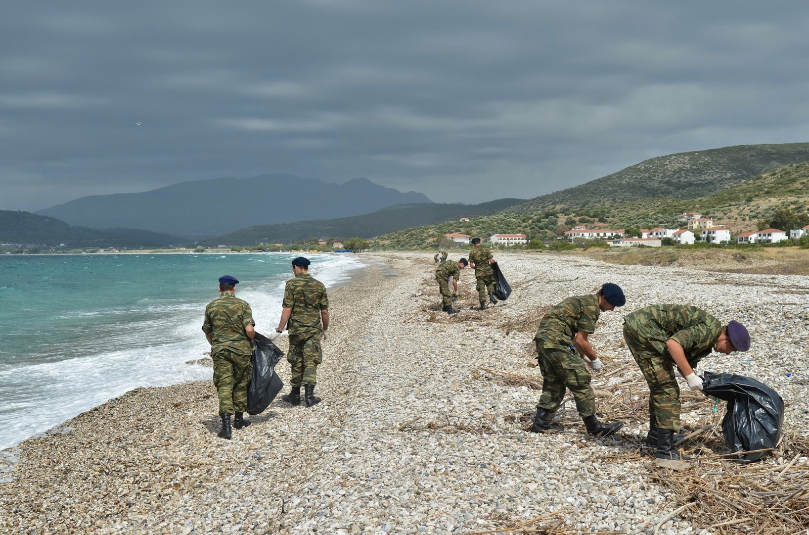 ΚΑΘΑΡΙΣΜΟΣ ΑΚΤΩΝ ΣΤΗ ΣΑΜΟ ΑΠΟ ΤΗΝ  79 ΑΔΤΕ - Φωτογραφία 2