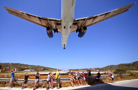 Εντυπωσιακές προσγειώσεις στο αεροδρόμιο της Σκιάθου - Τα αεροπλάνα πετούν ξυστά από τα κεφάλια των λουομένων - Φωτογραφία 3