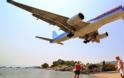 Εντυπωσιακές προσγειώσεις στο αεροδρόμιο της Σκιάθου - Τα αεροπλάνα πετούν ξυστά από τα κεφάλια των λουομένων - Φωτογραφία 1