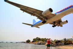 Εντυπωσιακές προσγειώσεις στο αεροδρόμιο της Σκιάθου - Τα αεροπλάνα πετούν ξυστά από τα κεφάλια των λουομένων