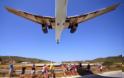 Εντυπωσιακές προσγειώσεις στο αεροδρόμιο της Σκιάθου - Τα αεροπλάνα πετούν ξυστά από τα κεφάλια των λουομένων - Φωτογραφία 3