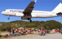 Εντυπωσιακές προσγειώσεις στο αεροδρόμιο της Σκιάθου - Τα αεροπλάνα πετούν ξυστά από τα κεφάλια των λουομένων - Φωτογραφία 4