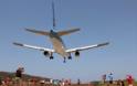 Εντυπωσιακές προσγειώσεις στο αεροδρόμιο της Σκιάθου - Τα αεροπλάνα πετούν ξυστά από τα κεφάλια των λουομένων - Φωτογραφία 5
