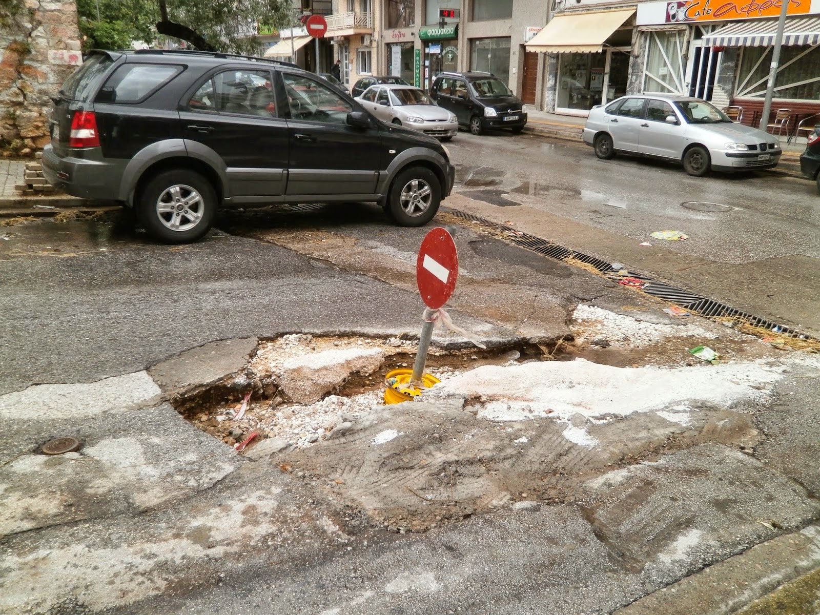 Δρόμος στη Ξάνθη κόπηκε στα δυο - Άκρως επικίνδυνο το σημείο για τροχαία ατυχήματα [photos - video] - Φωτογραφία 3