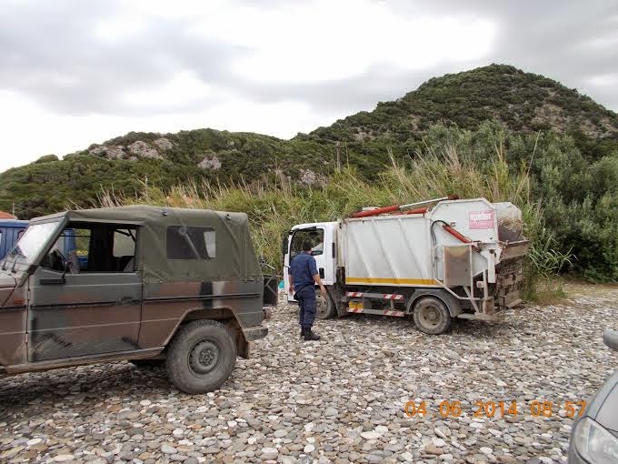 Kαθαρισμός της ακτής Κάμπου Βουρλιωτών ΣΑΜΟΥ από προσωπικό των μονάδων 4ου ΣΑ και 4ου ΣΗΕ - Φωτογραφία 2