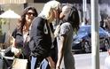Δύο διάσημες γυναίκες της Αμερικής φιλιούνται μες τη μέση του δρόμου χωρίς δισταγμό! Δείτε ποιες είναι [photos]