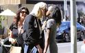 Δύο διάσημες γυναίκες της Αμερικής φιλιούνται μες τη μέση του δρόμου χωρίς δισταγμό! Δείτε ποιες είναι [photos] - Φωτογραφία 2