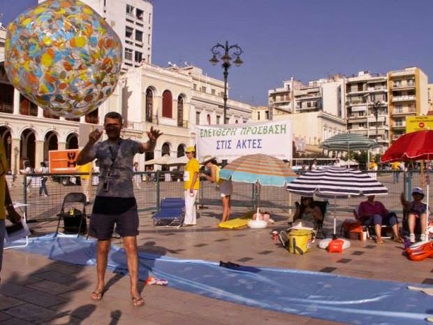 Πάτρα: Φόρεσαν μπρατσάκια και μαγιό και έκαναν ηλιοθεραπεία στην... πλατεία Γεωργίου! - Η πρωτότυπη διαμαρτυρία για την εκχώρηση αιγιαλών - Φωτογραφία 10