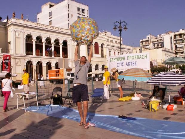 Πάτρα: Φόρεσαν μπρατσάκια και μαγιό και έκαναν ηλιοθεραπεία στην... πλατεία Γεωργίου! - Η πρωτότυπη διαμαρτυρία για την εκχώρηση αιγιαλών - Φωτογραφία 3