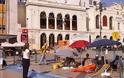 Πάτρα: Φόρεσαν μπρατσάκια και μαγιό και έκαναν ηλιοθεραπεία στην... πλατεία Γεωργίου! - Η πρωτότυπη διαμαρτυρία για την εκχώρηση αιγιαλών - Φωτογραφία 2
