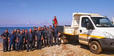 Αεροπόροι και στρατιώτες στη μάχη για καθαρές παραλίες - Φωτογραφία 2