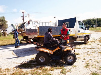 Αεροπόροι και στρατιώτες στη μάχη για καθαρές παραλίες - Φωτογραφία 5