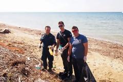 Αεροπόροι και στρατιώτες στη μάχη για καθαρές παραλίες