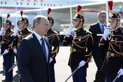 Απόβαση... ηγετών στη Νορμανδία - και στη μέση ο Βλαντίμιρ Πούτιν