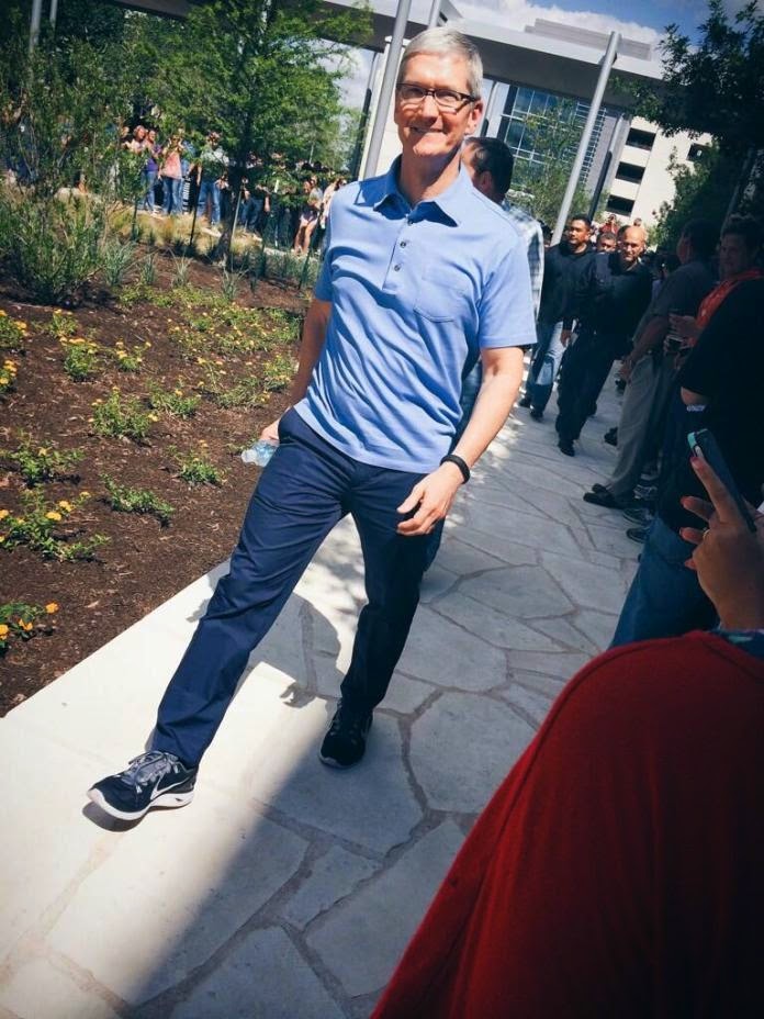 Ο Tim Cook και ο Eddy Cue επισκέφτηκε τη νέα πανεπιστημιούπολη της Apple - Φωτογραφία 2