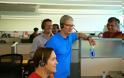 Ο Tim Cook και ο Eddy Cue επισκέφτηκε τη νέα πανεπιστημιούπολη της Apple