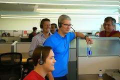 Ο Tim Cook και ο Eddy Cue επισκέφτηκε τη νέα πανεπιστημιούπολη της Apple