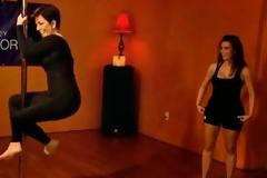 ΑΠΙΘΑΝΟ: “Έτσι γίνεται το Pole Dancing….”Δείτε την 58χρονη Kris Jenner να… δίνει μαθήματα στην Kim Kardashian! [photos]