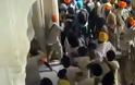 Ξιφομαχία σε ινδικό ναό αφήνει πίσω της 12 τραυματίες! - Φωτογραφία 3