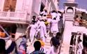 Ξιφομαχία σε ινδικό ναό αφήνει πίσω της 12 τραυματίες! - Φωτογραφία 4