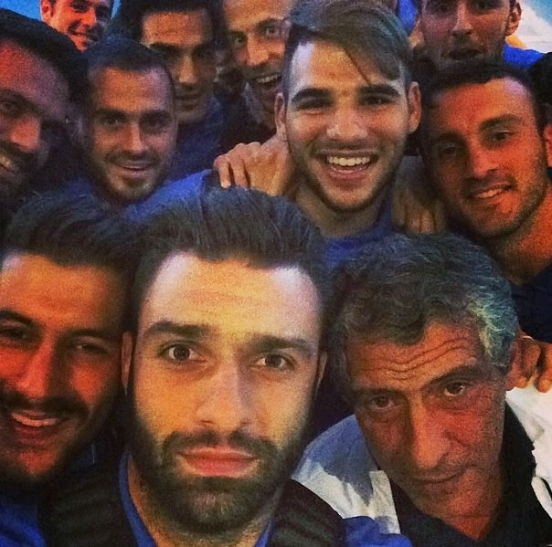 Υπέκυψε στις πιέσεις για... selfie ο Σάντος - Οι παίκτες της Εθνικής τον κατάφεραν - Φωτογραφία 2