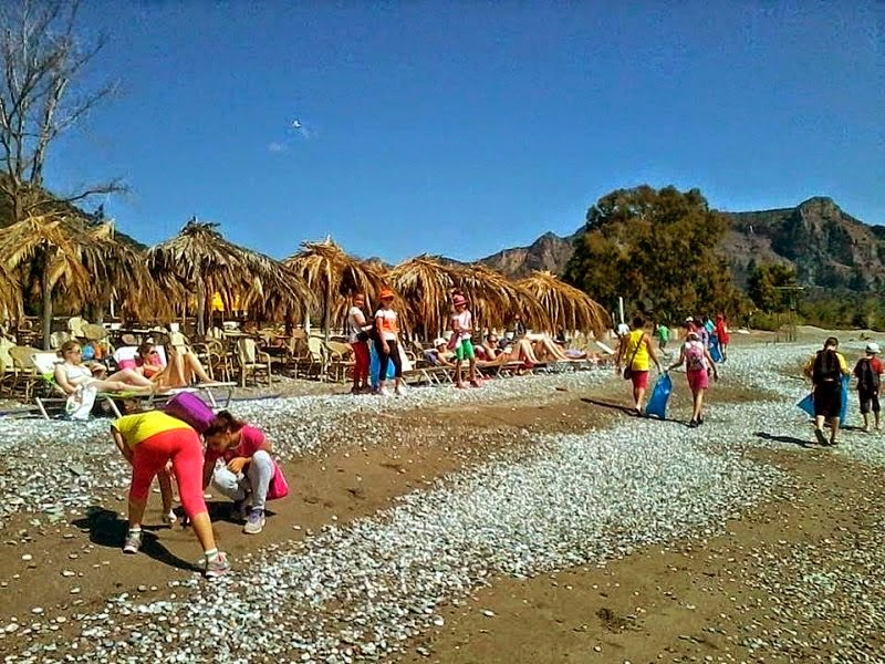 Εθελοντικός καθαρισμός στην παραλία του Λεωνιδίου, στη Νότια Κυνουρία - Φωτογραφία 1