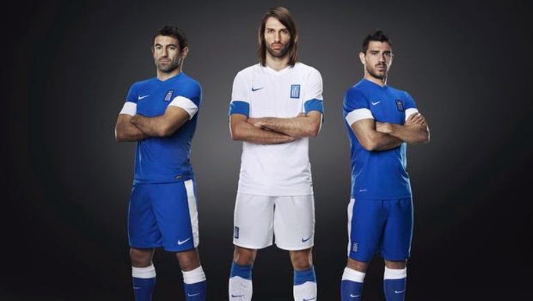 Τέρενς Κουίκ: Γιατί η ελληνική σημαία κοιτάει τα παπούτσια των ποδοσφαιριστών; [photos] - Φωτογραφία 1