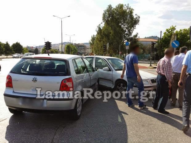 Γερό μπαμ στη διασταύρωση της Έκθεσης στη Λαμία - Χαλασμένα τα φανάρια λόγω ζέστης! [photos] - Φωτογραφία 2