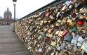 Δεν άντεξε το βάρος των «Λουκέτων της Αγάπης» και κατέρρευσε τμήμα της γέφυρας του Παρισιού [photos]