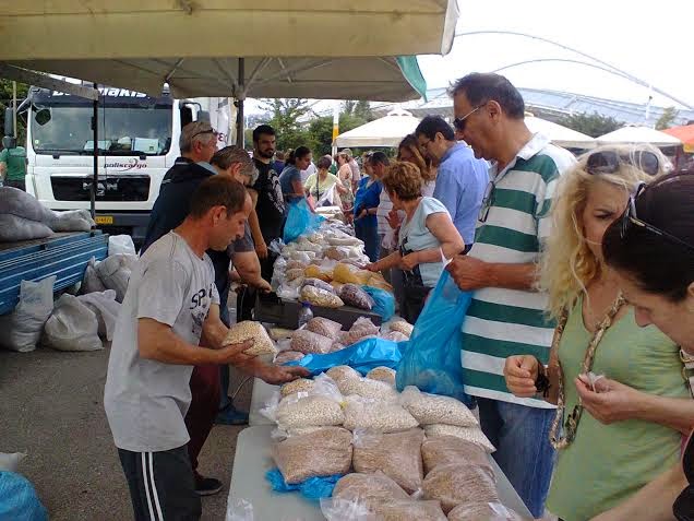 Με σημαντική προσέλευση καταναλωτών πραγματοποιήθηκε η 10η Δράση Διάθεσης Εγχώριων Αγροτικών Προϊόντων από τον Δήμο Αμαρουσίου - Φωτογραφία 4