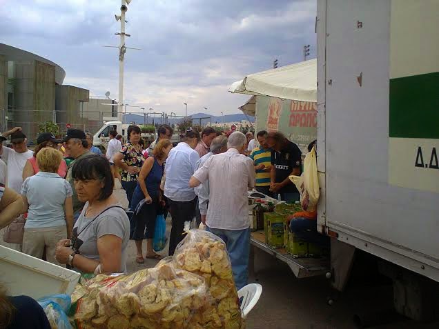 Με σημαντική προσέλευση καταναλωτών πραγματοποιήθηκε η 10η Δράση Διάθεσης Εγχώριων Αγροτικών Προϊόντων από τον Δήμο Αμαρουσίου - Φωτογραφία 9