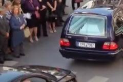 Ράγισαν καρδιές στην κηδεία της Ελένης Λυμπεροπούλου στην Τρίπολη [video]