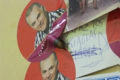 Σφαίρα, σπαθί, μαχαίρι και φωτογραφίες του Παχατουρίδη (!) είχαν κολλήσει άγνωστοι σε γραφεία της Χρυσής Αυγής [photos]