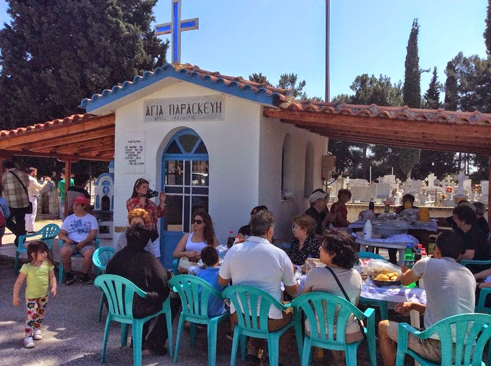 Έστρωσαν τραπέζι στα... νεκροταφεία! Γευμάτισαν με τους νεκρούς στην Κομοτηνή, έθιμο αιώνων! - Φωτογραφία 2